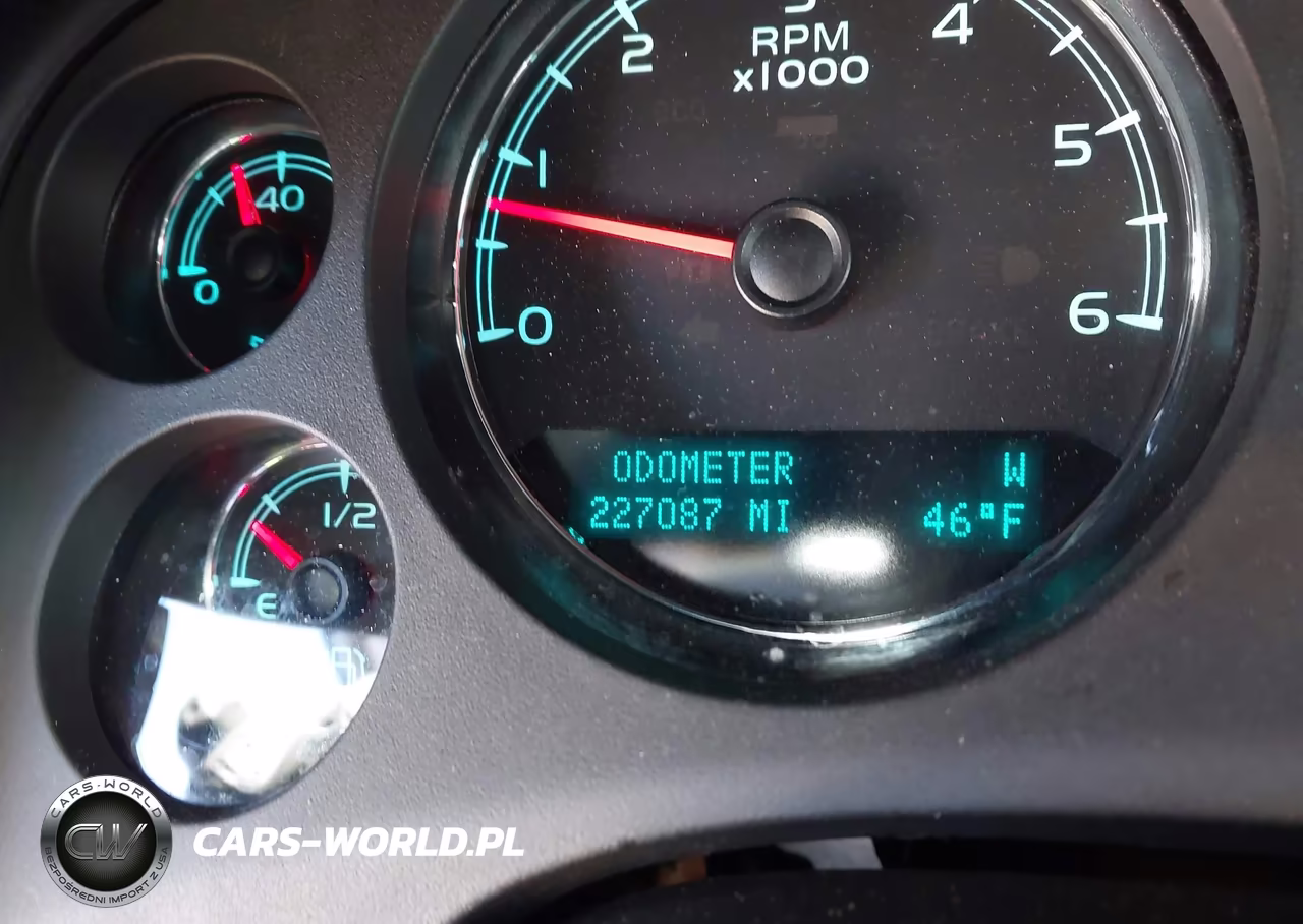 2011 Chevrolet Suburban 1500 Ls VIN:1GNSCHE09BR362440 - 15