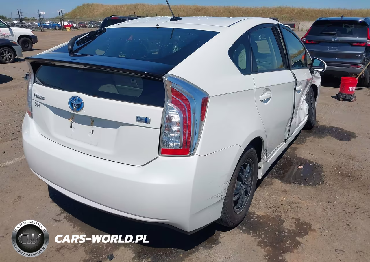 2015 Toyota Prius Four VIN:JTDKN3DU0F1914664 - 4