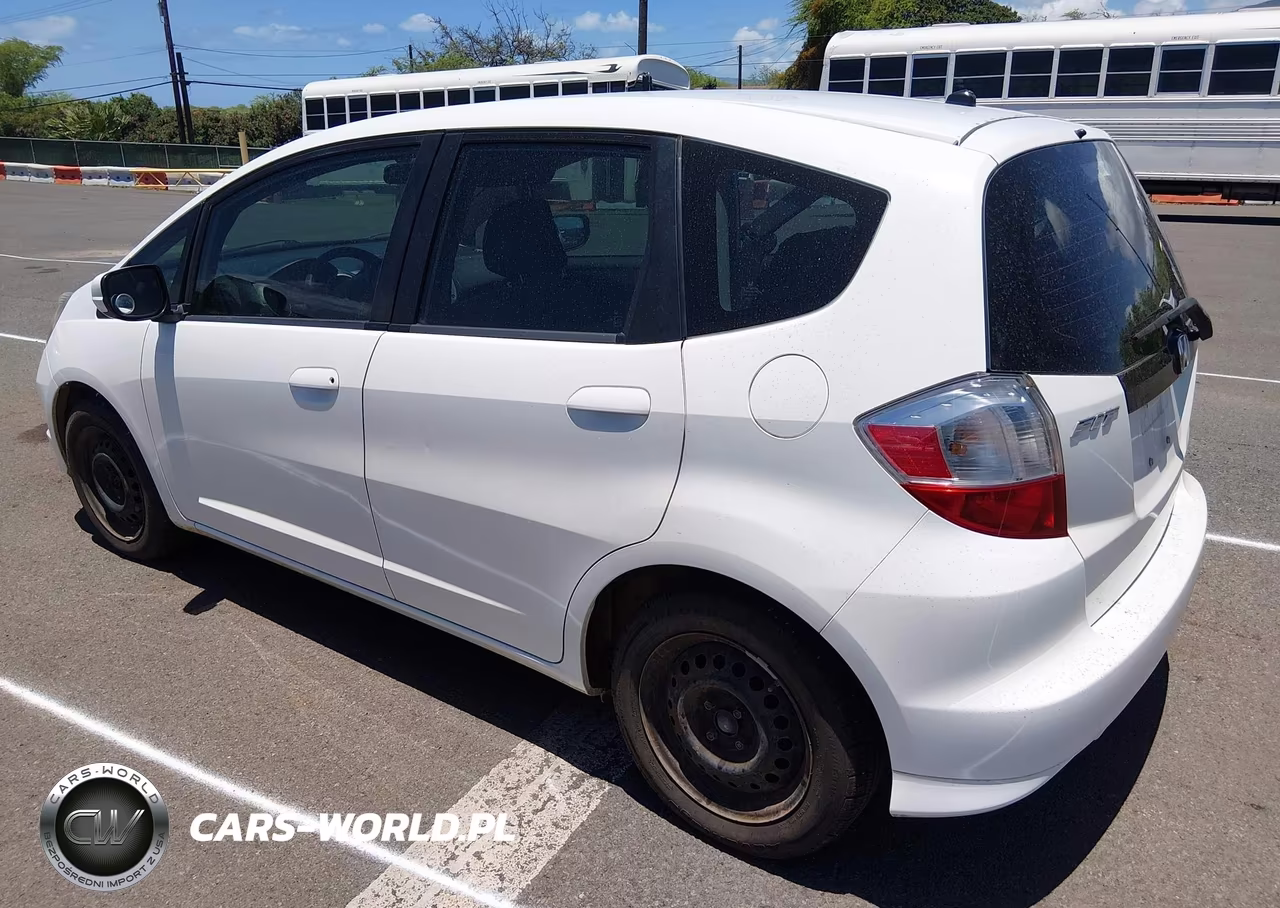 2013 Honda Fit VIN:JHMGE8H37DC050717 - 3