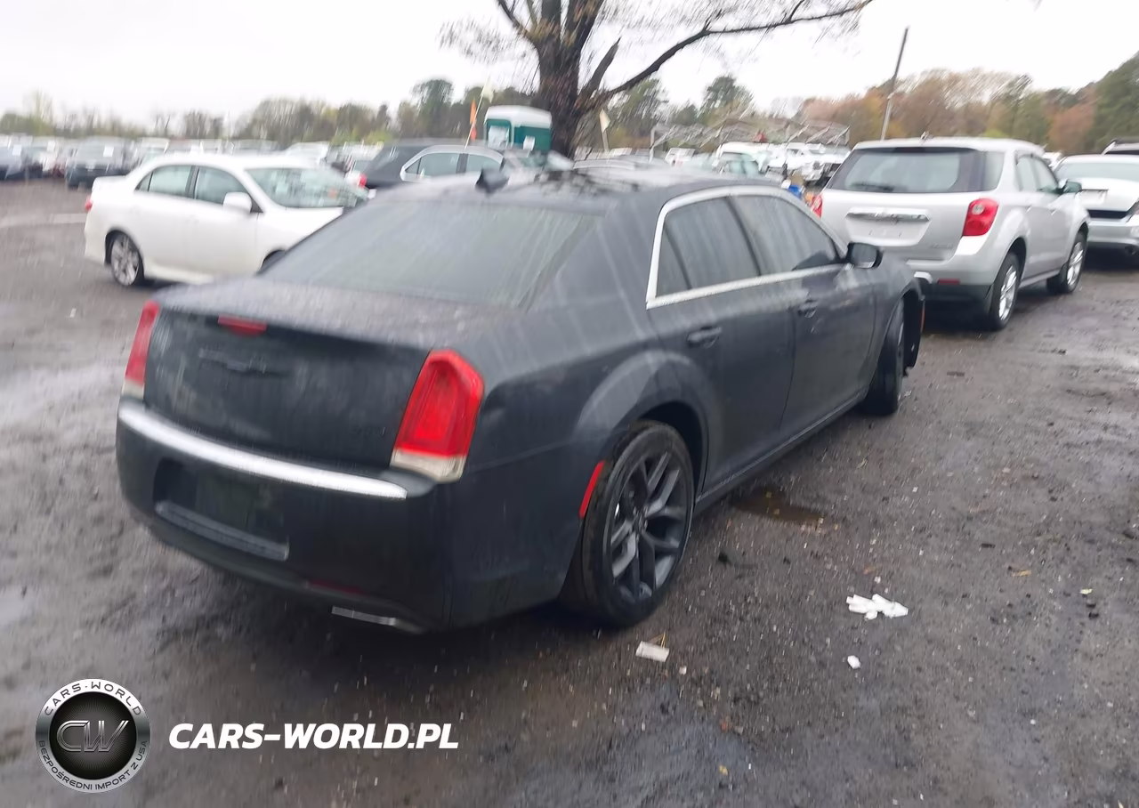 2015 Chrysler 300 Limited VIN:2C3CCAAG4FH881669 - 4