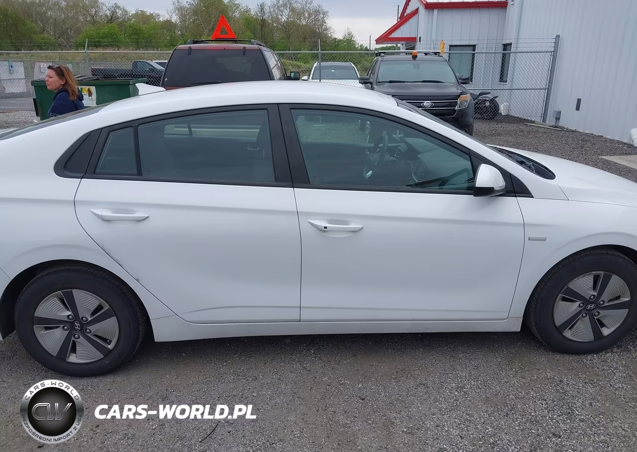 2018 Hyundai Ioniq Hybrid Blue VIN:KMHC65LC6JU076214 - 18