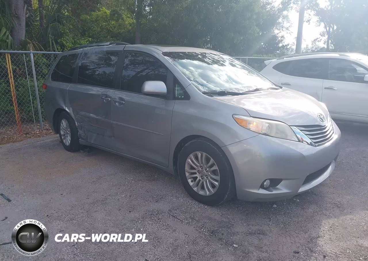 2013 Toyota Sienna Xle V6 8 Passenger