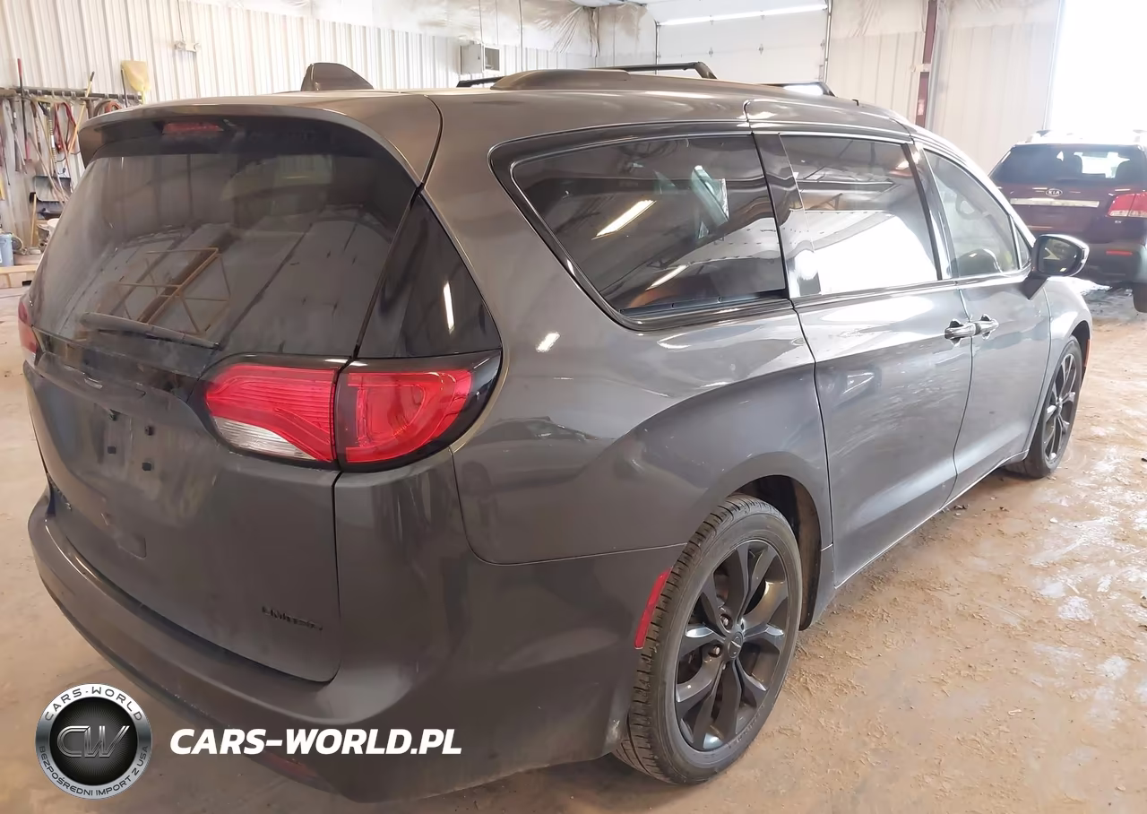 2018 Chrysler Pacifica Limited VIN:2C4RC1GG2JR338336 - 4