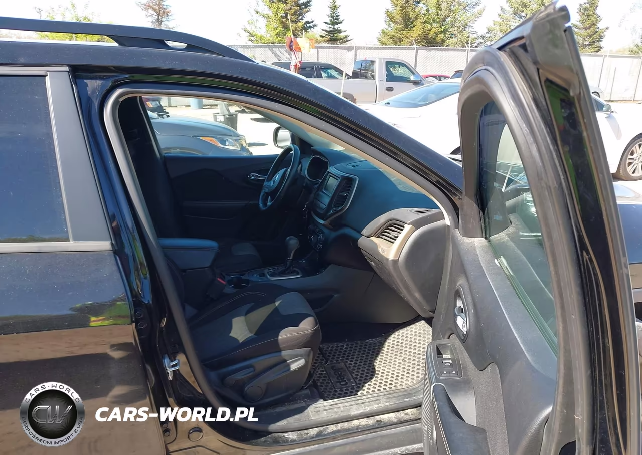 2017 Jeep Cherokee Altitude 4X4 VIN:1C4PJMASXHW537888 - 5