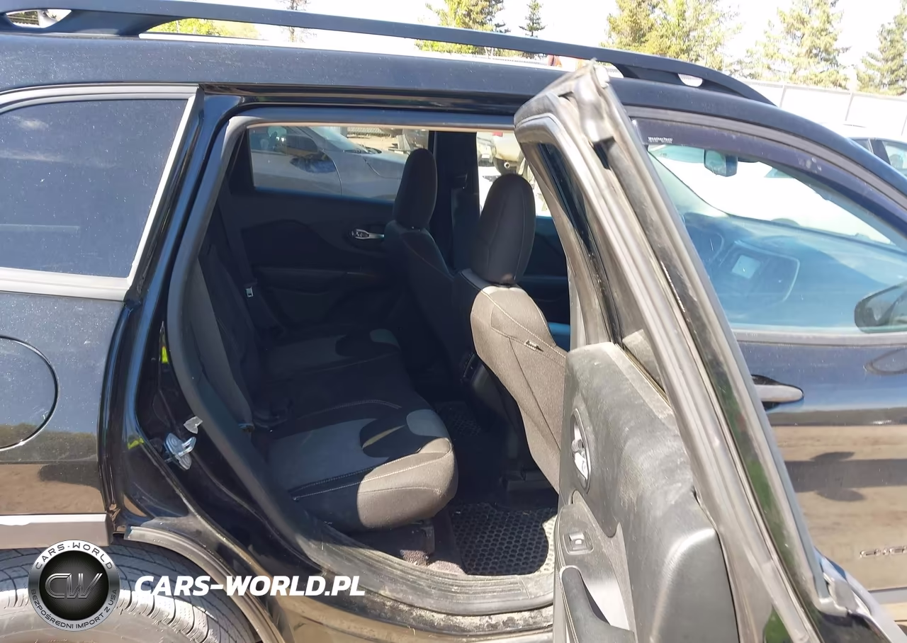 2017 Jeep Cherokee Altitude 4X4 VIN:1C4PJMASXHW537888 - 8