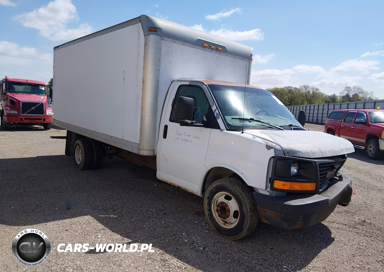2005 GMC Savana Cutaway Standard W-C7L-C7N