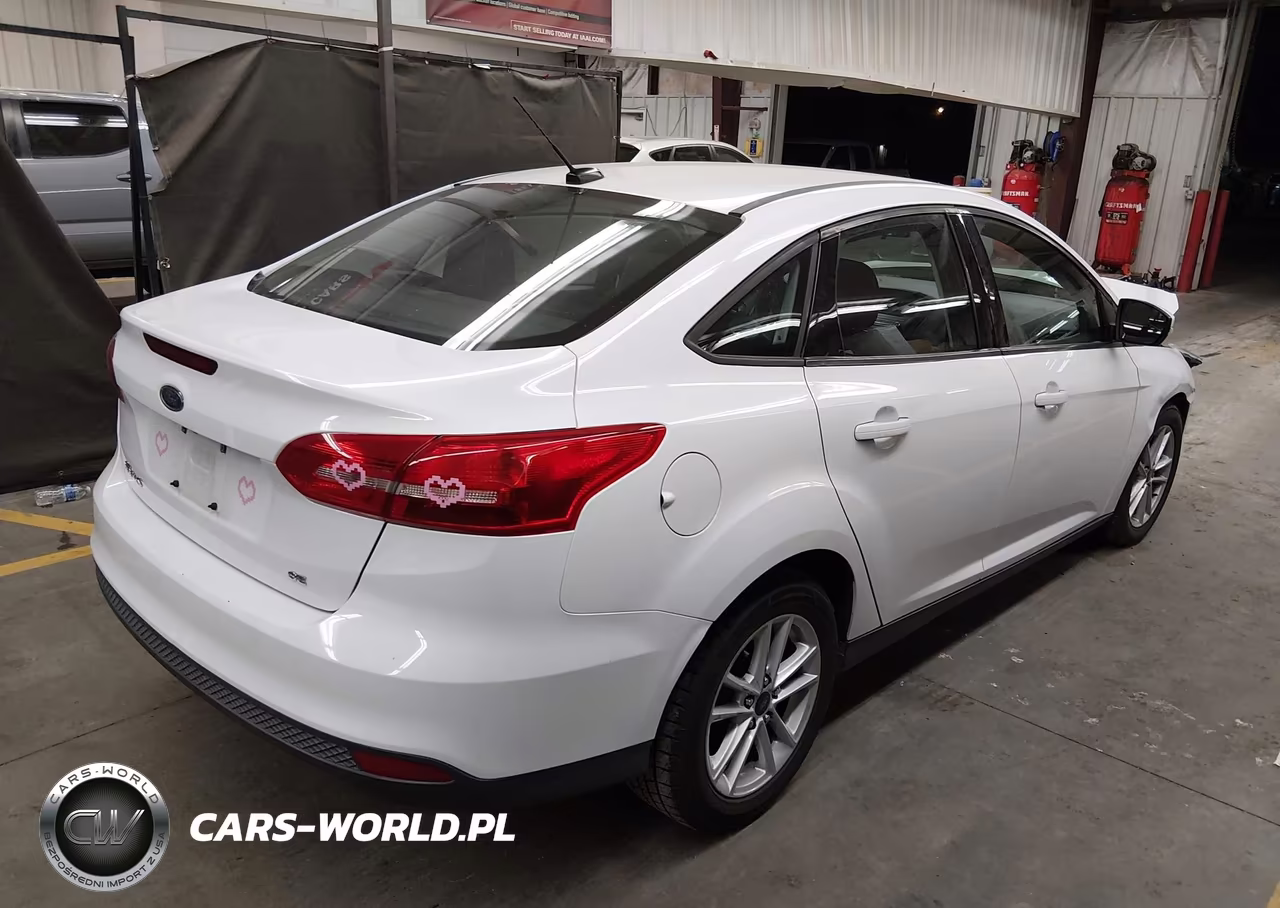 2017 Ford Focus Se VIN:1FADP3F25HL315402 - 4
