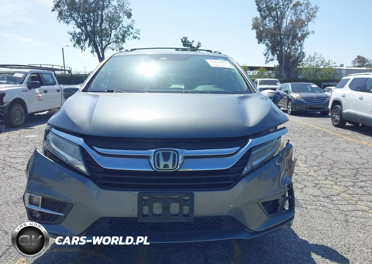2018 Honda Odyssey Touring VIN:5FNRL6H89JB009147 - 11