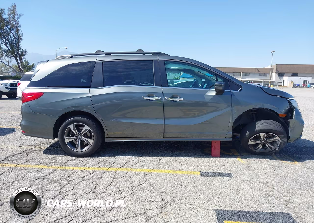2018 Honda Odyssey Touring VIN:5FNRL6H89JB009147 - 12