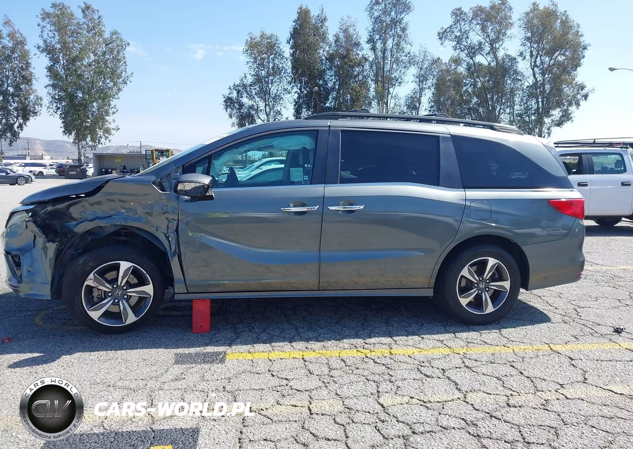 2018 Honda Odyssey Touring VIN:5FNRL6H89JB009147 - 13