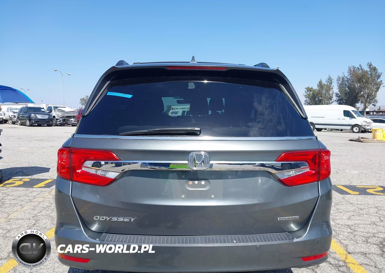 2018 Honda Odyssey Touring VIN:5FNRL6H89JB009147 - 15