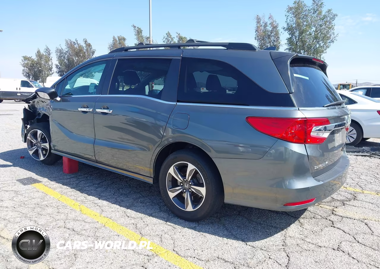2018 Honda Odyssey Touring VIN:5FNRL6H89JB009147 - 3