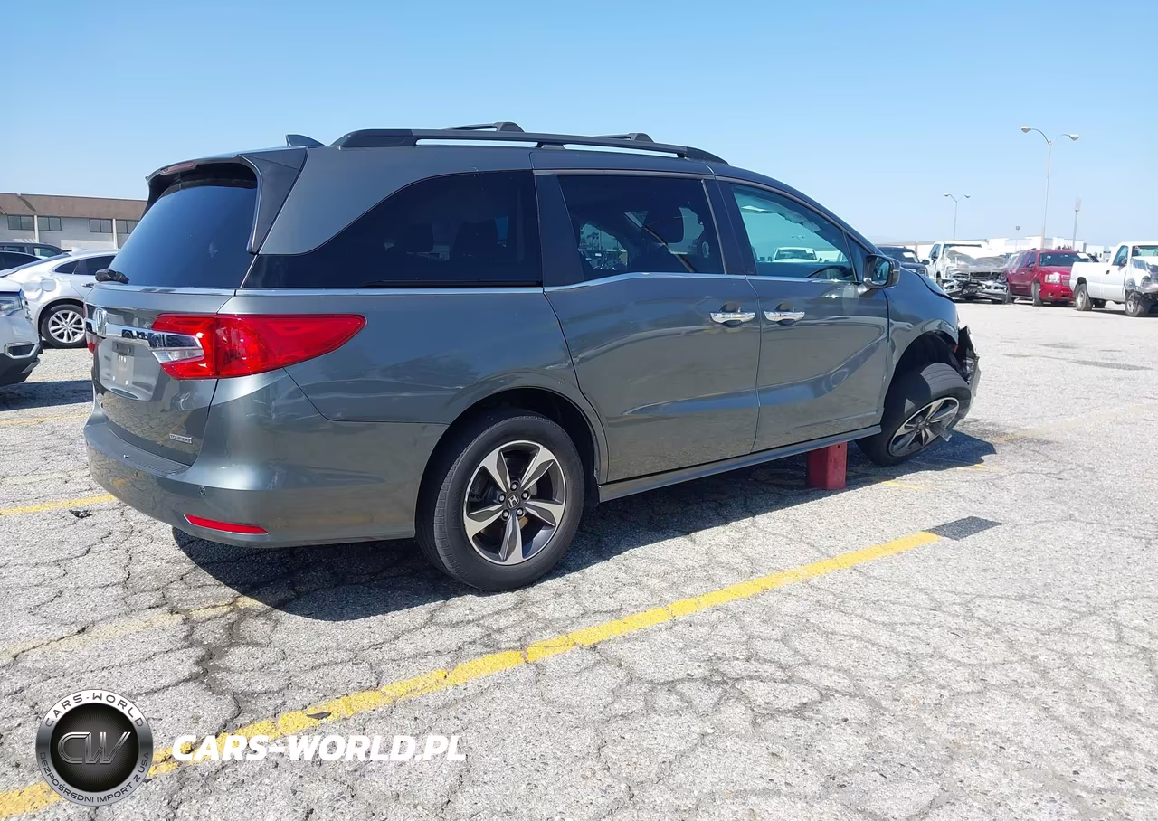 2018 Honda Odyssey Touring VIN:5FNRL6H89JB009147 - 4