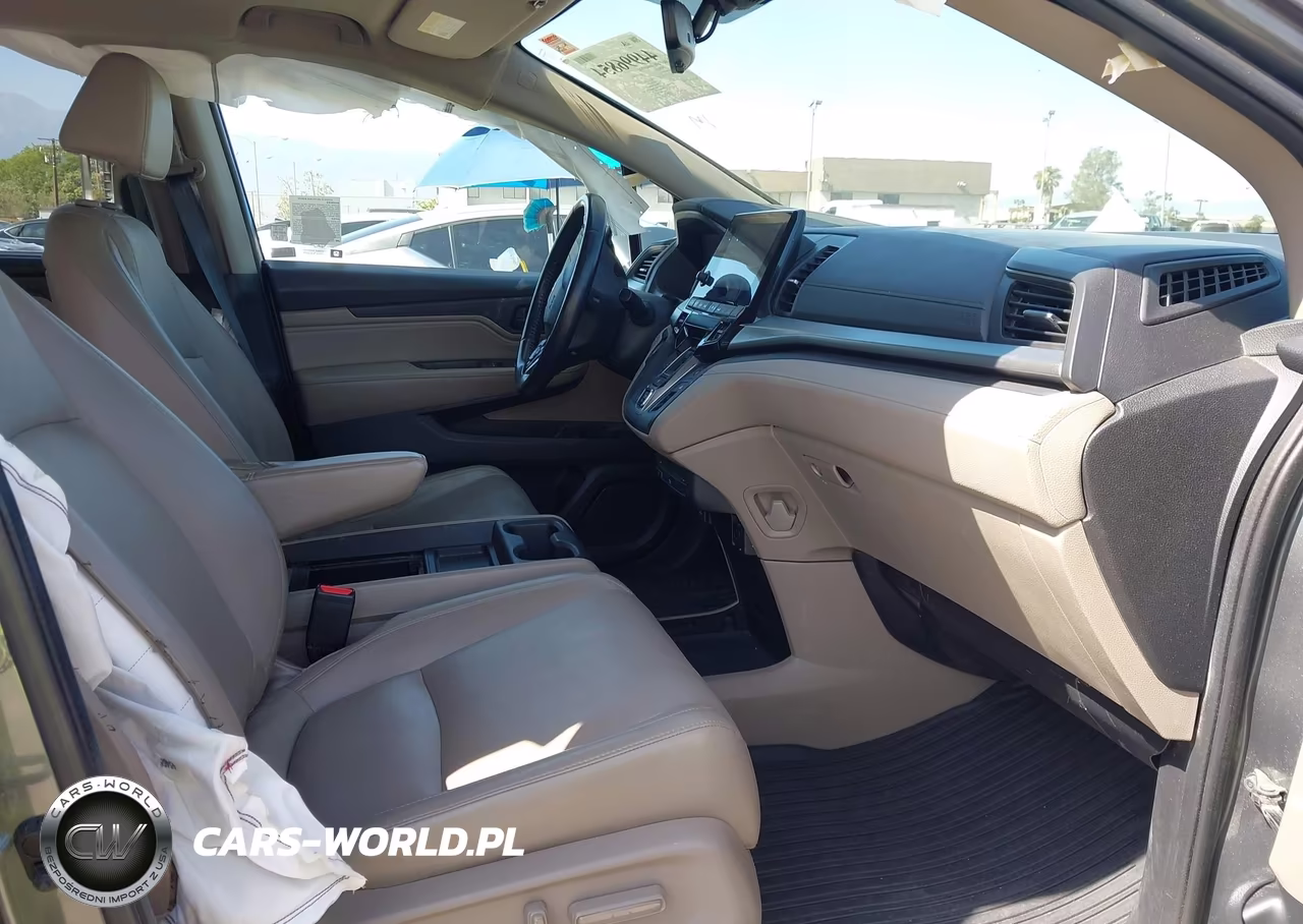 2018 Honda Odyssey Touring VIN:5FNRL6H89JB009147 - 5
