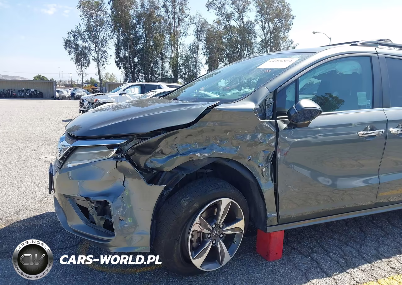 2018 Honda Odyssey Touring VIN:5FNRL6H89JB009147 - 6