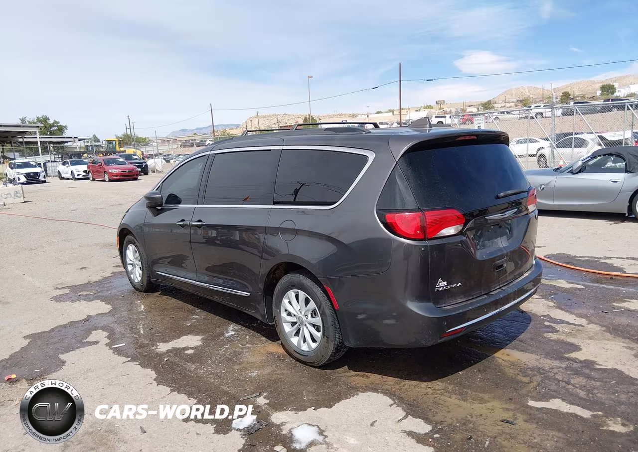 2017 Chrysler Pacifica Touring-L VIN:2C4RC1BG0HR835466 - 3