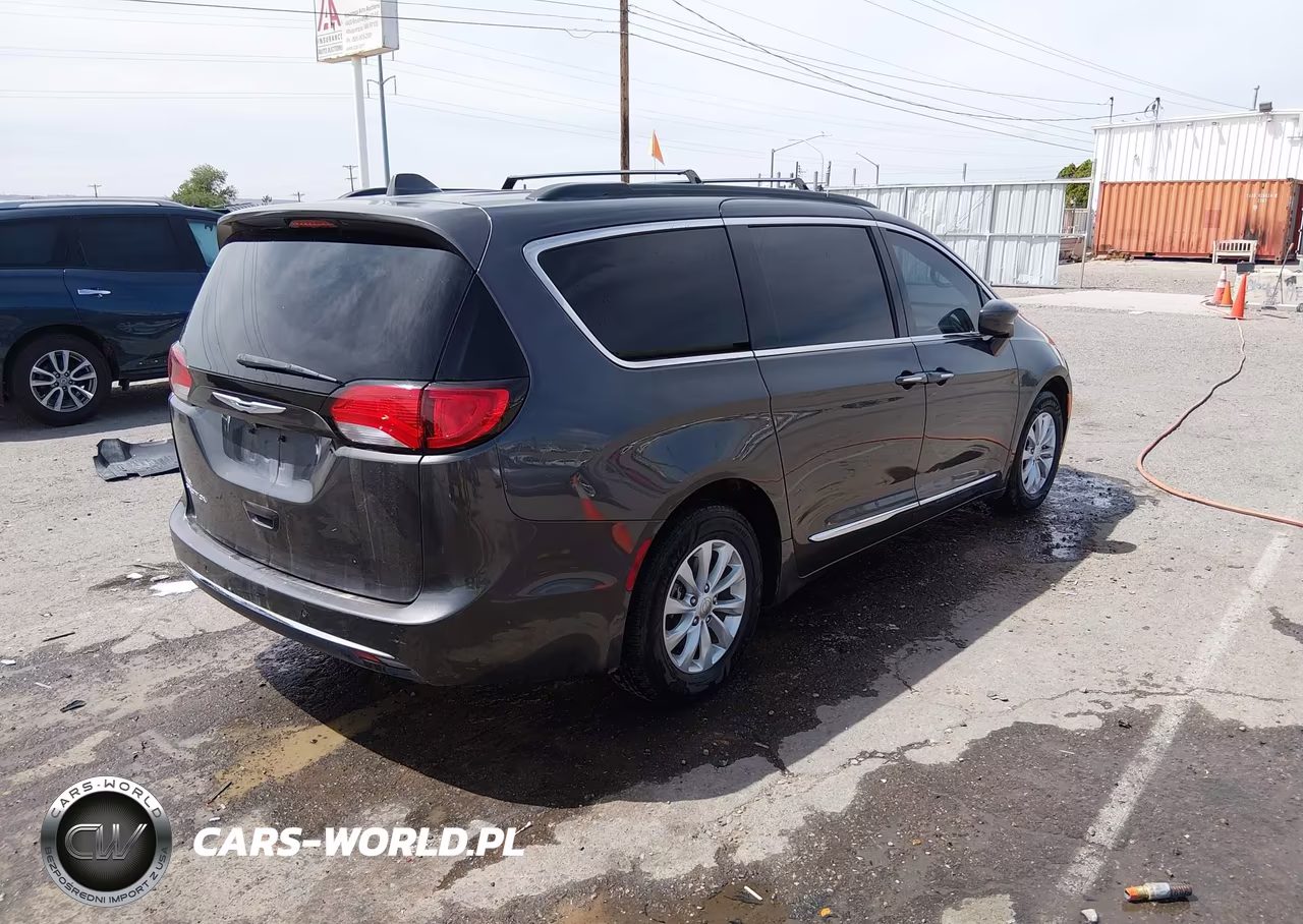 2017 Chrysler Pacifica Touring-L VIN:2C4RC1BG0HR835466 - 4