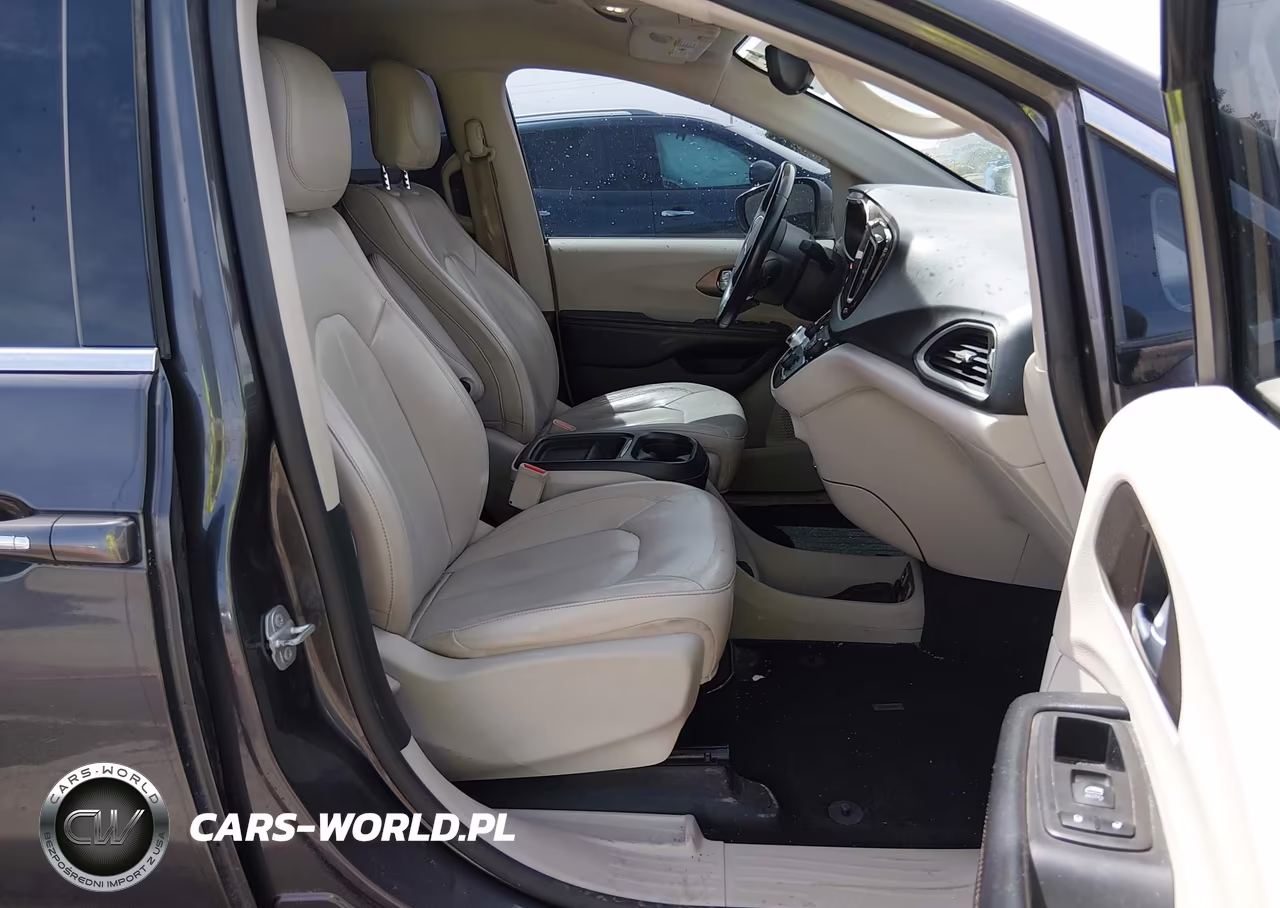 2017 Chrysler Pacifica Touring-L VIN:2C4RC1BG0HR835466 - 5