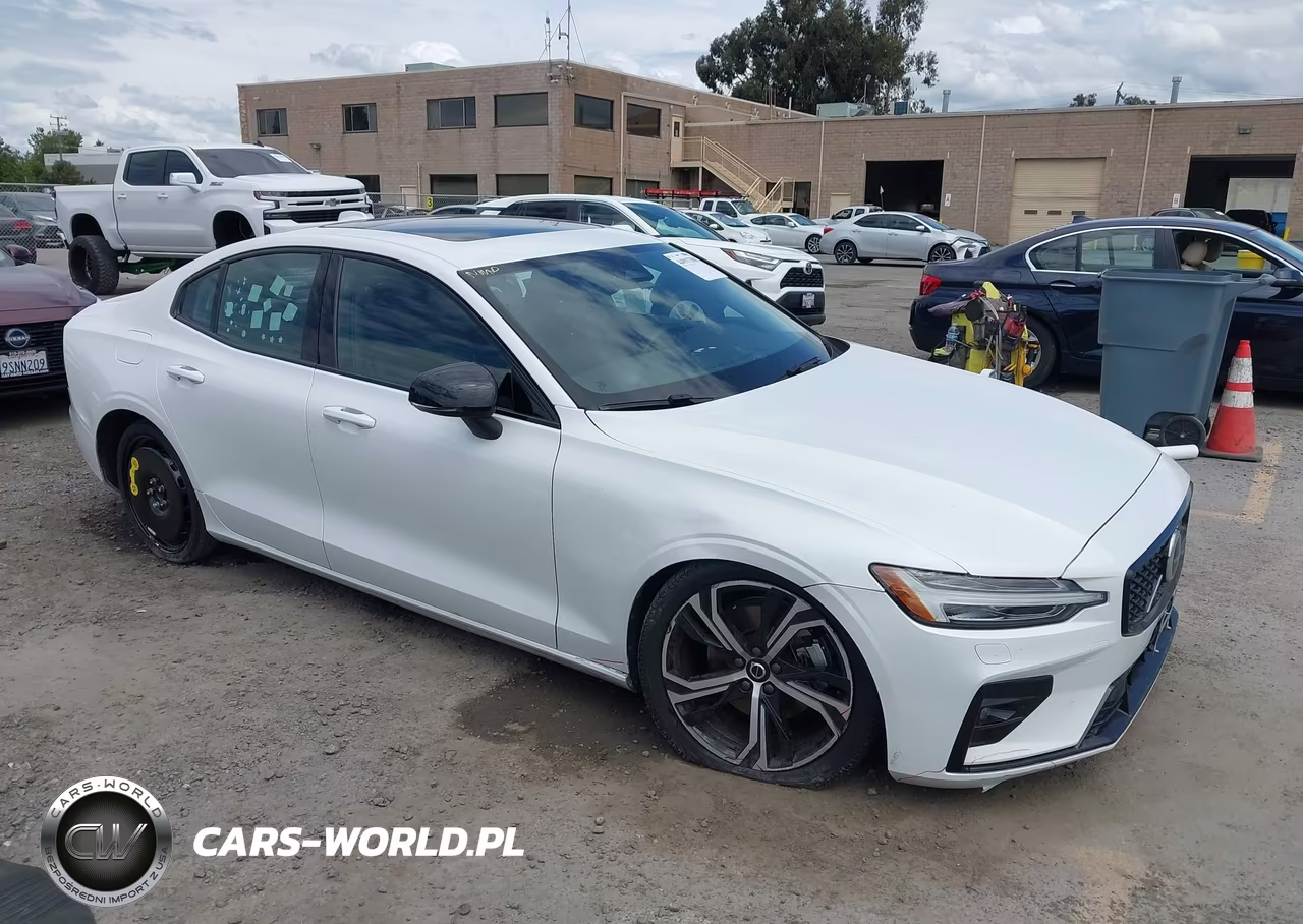 2024 Volvo S60 B5 Core Dark Theme – zdjęcie 1 z 16