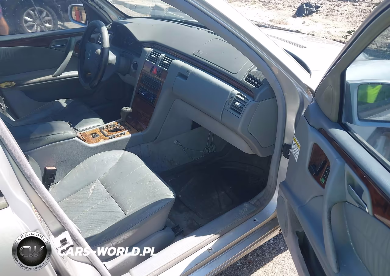 2000 Mercedes-Benz E 320 VIN:WDBJF65J3YB107016 - 5