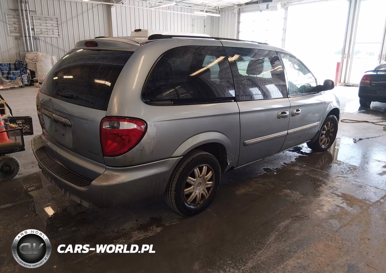 2005 Chrysler Town & Country Touring VIN:2C4GP54L35R558949 - 4