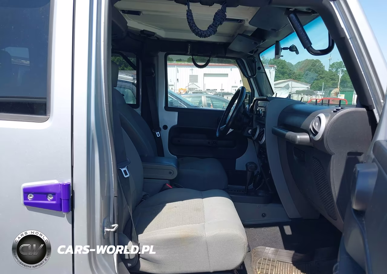 2008 Jeep Wrangler Unlimited Sahara VIN:1J4GA59138L553606 - 5