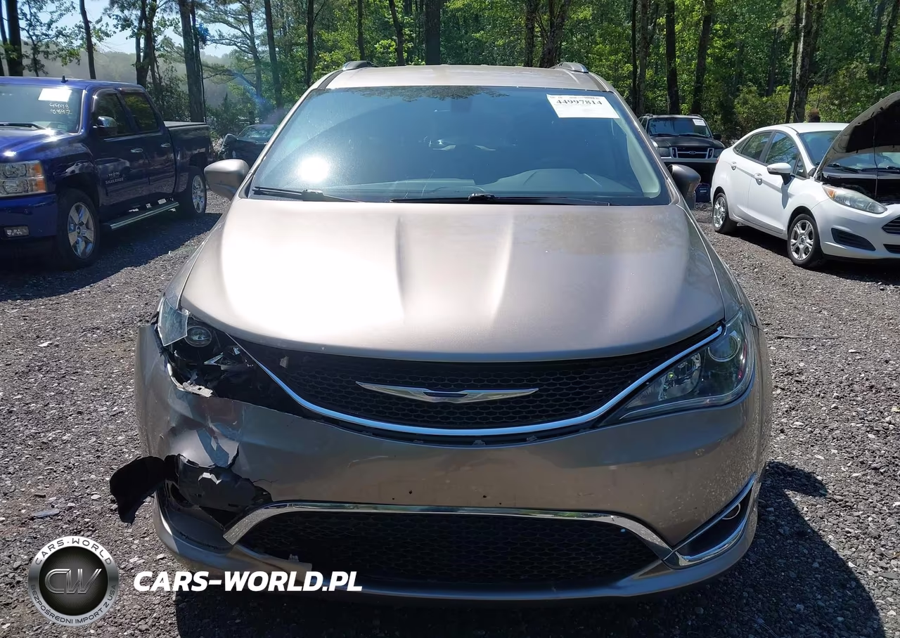 2017 Chrysler Pacifica Touring-L Plus VIN:2C4RC1EG2HR554975 - 12