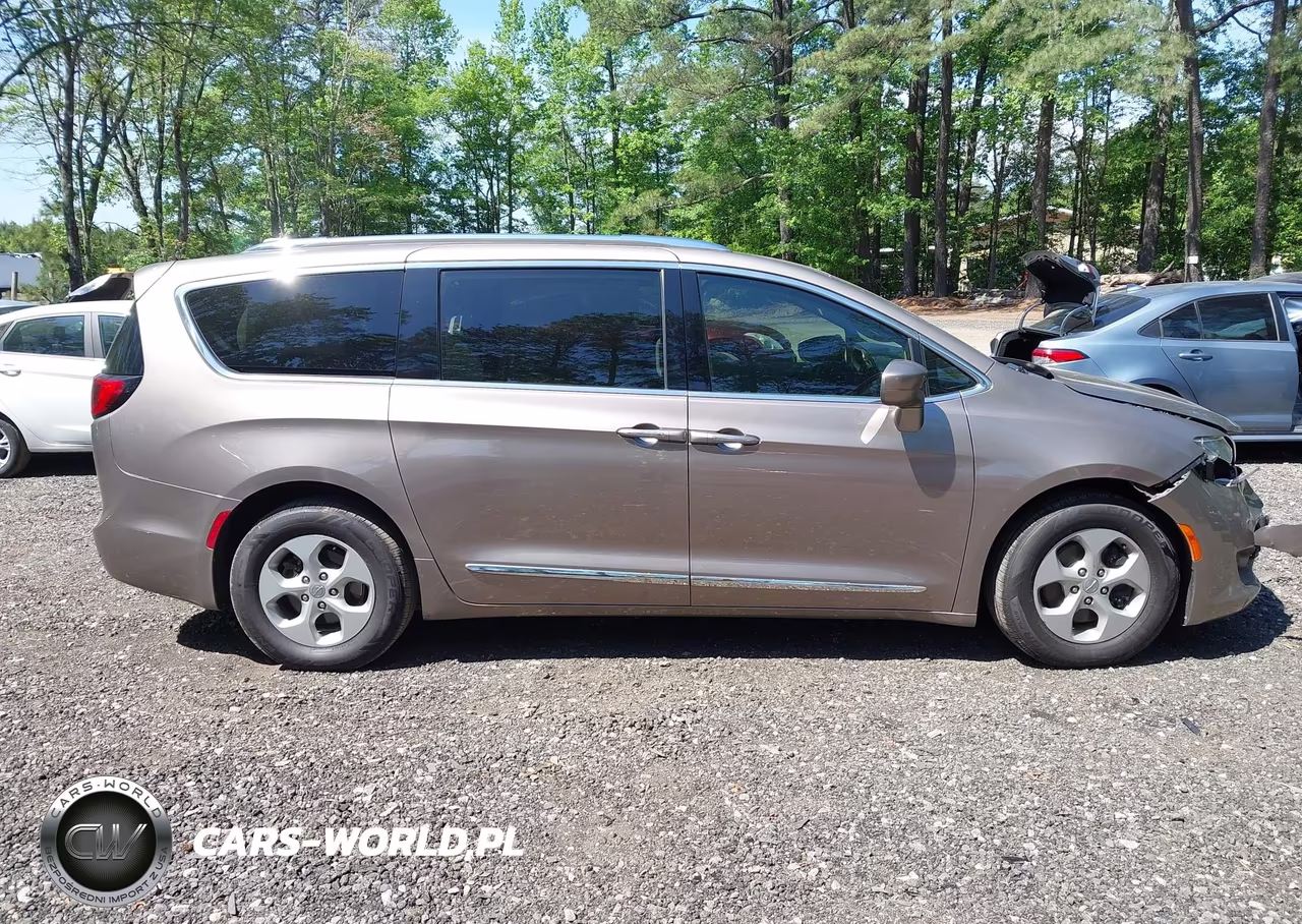 2017 Chrysler Pacifica Touring-L Plus VIN:2C4RC1EG2HR554975 - 13