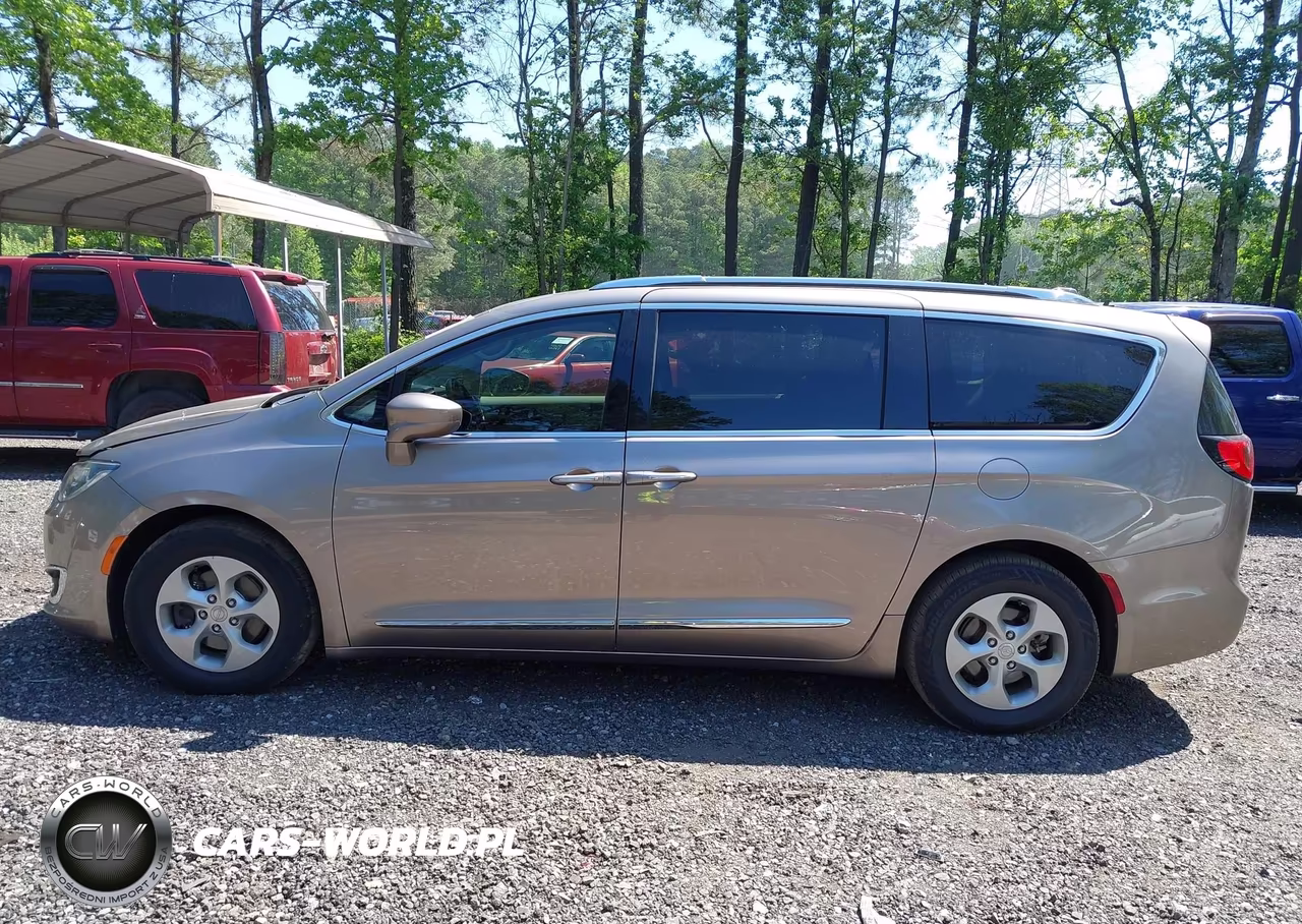 2017 Chrysler Pacifica Touring-L Plus VIN:2C4RC1EG2HR554975 - 14