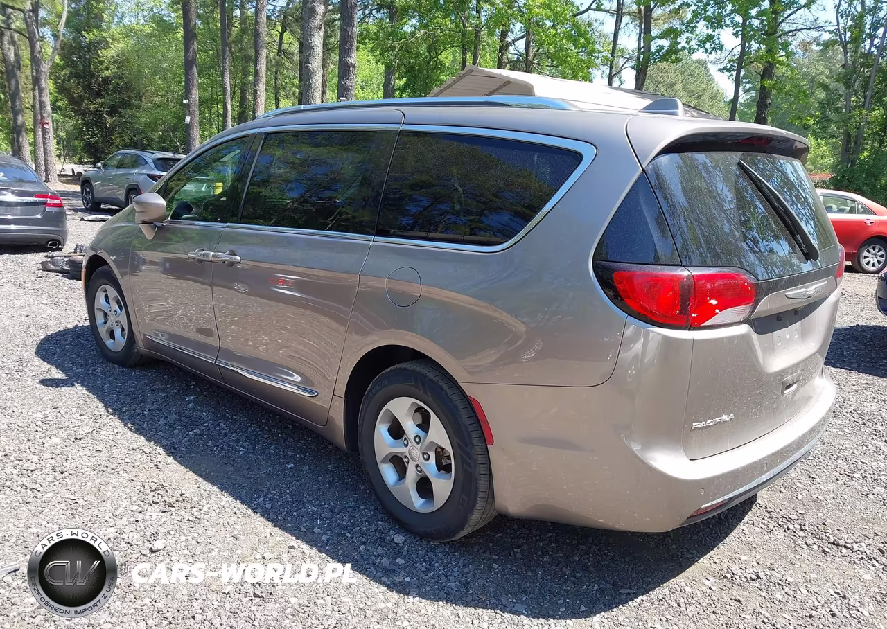 2017 Chrysler Pacifica Touring-L Plus VIN:2C4RC1EG2HR554975 - 3
