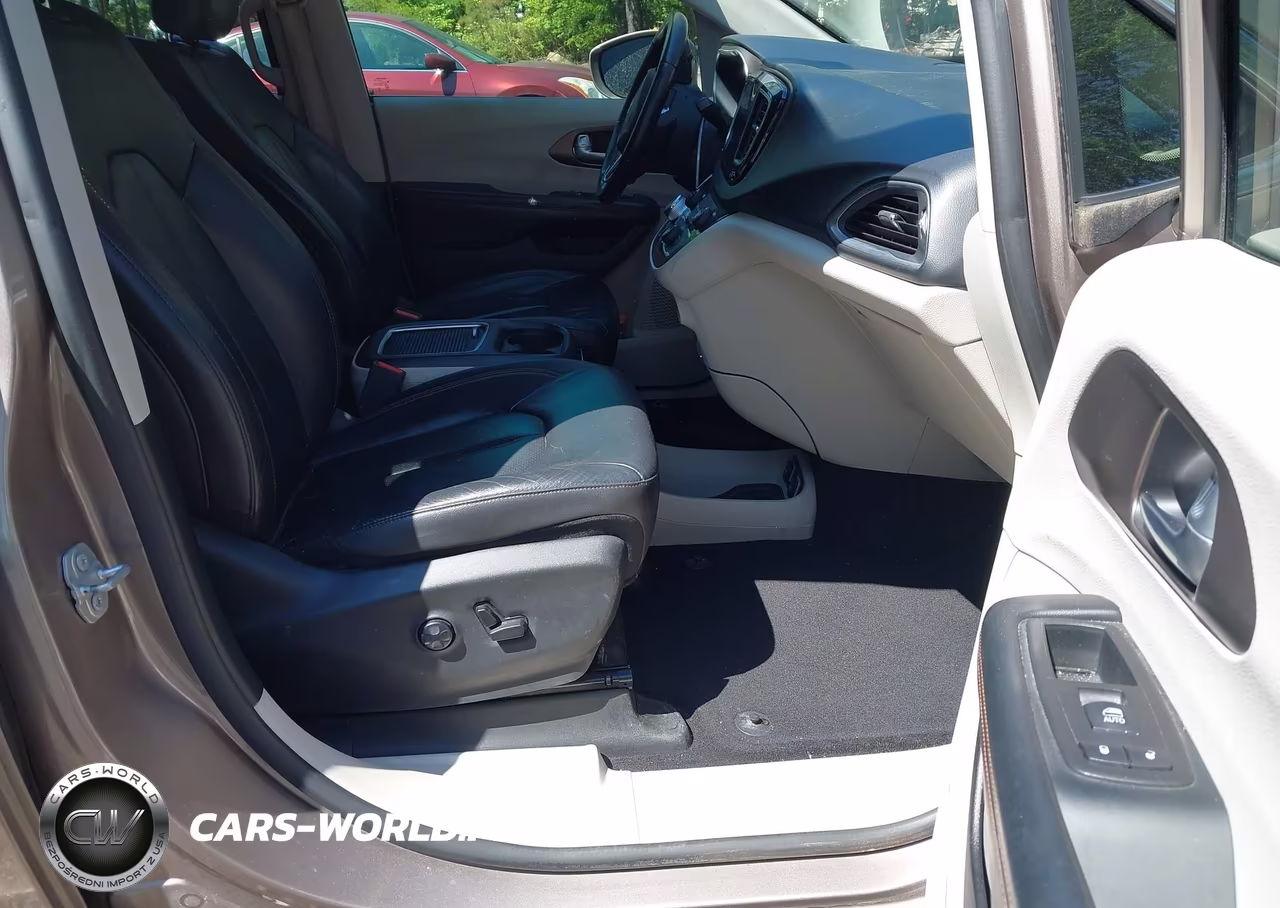 2017 Chrysler Pacifica Touring-L Plus VIN:2C4RC1EG2HR554975 - 5