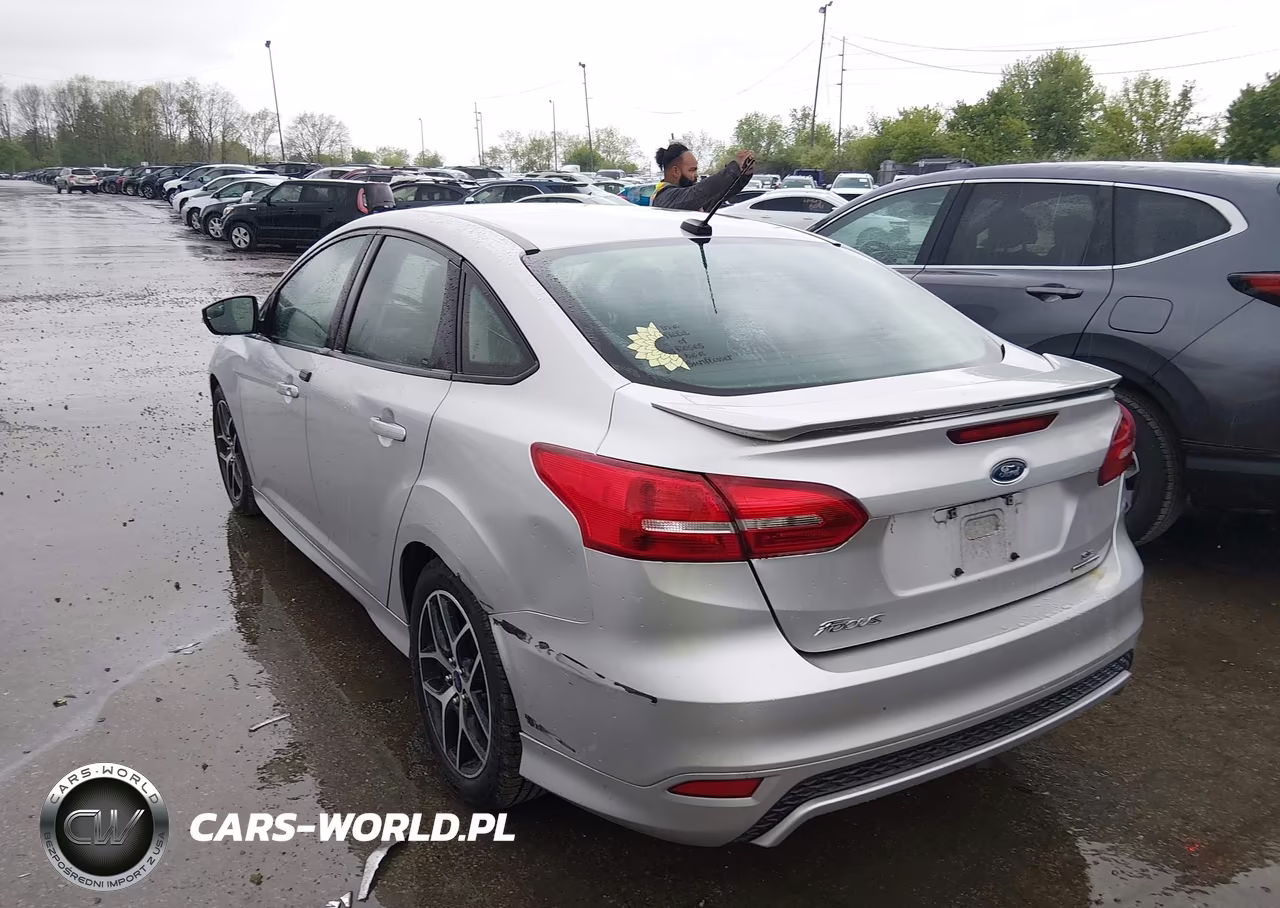 2016 Ford Focus Se VIN:1FADP3F20GL404096 - 3