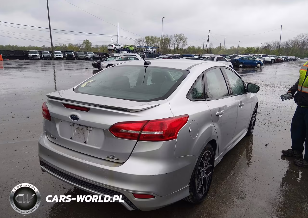 2016 Ford Focus Se VIN:1FADP3F20GL404096 - 4