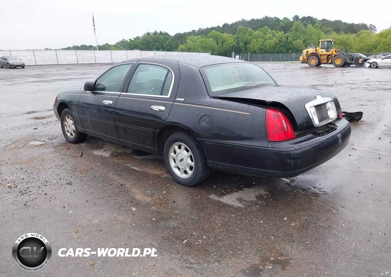 2000 Lincoln Town Car Signature VIN:1LNHM82W2YY873846 - 3