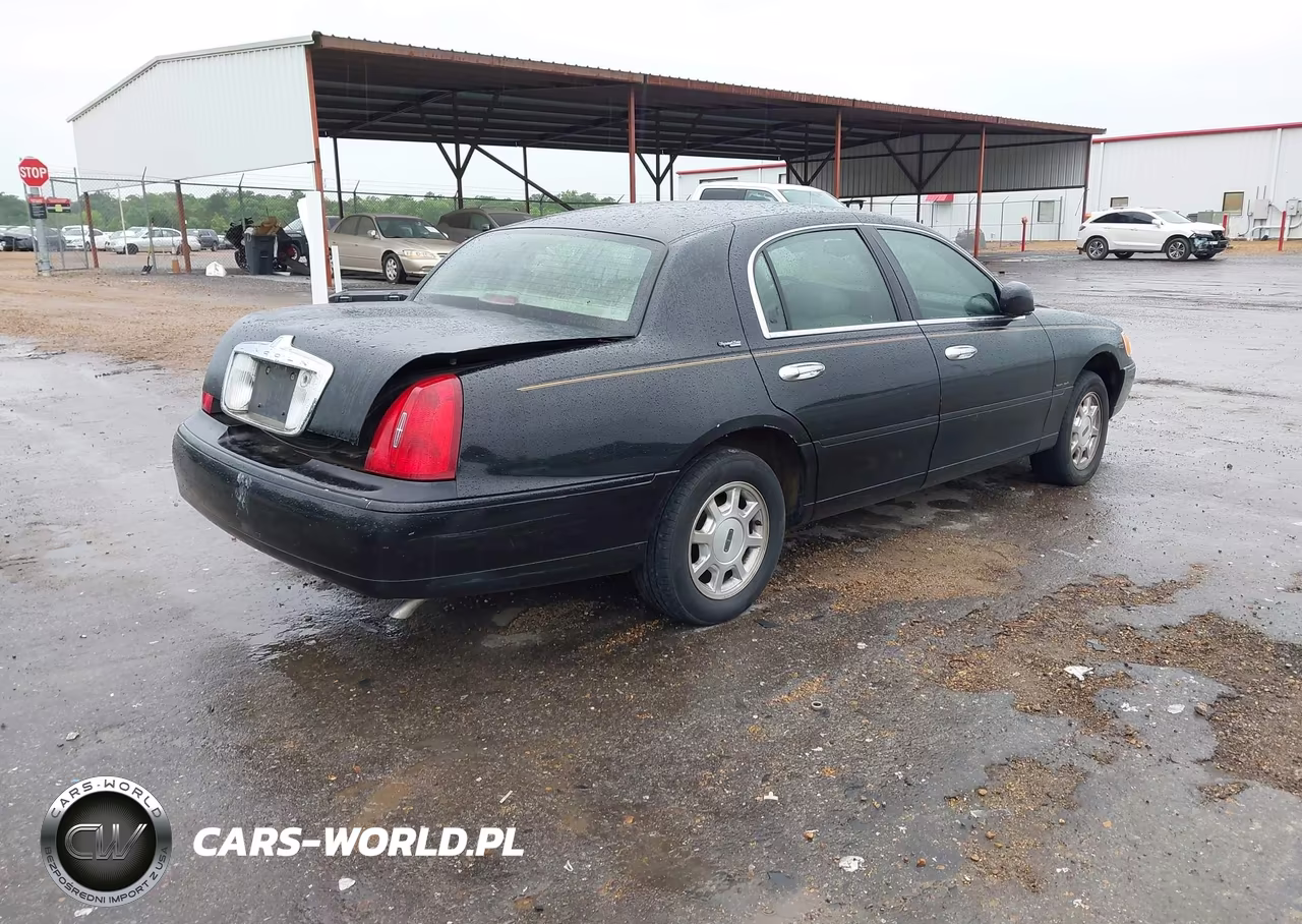 2000 Lincoln Town Car Signature VIN:1LNHM82W2YY873846 - 4