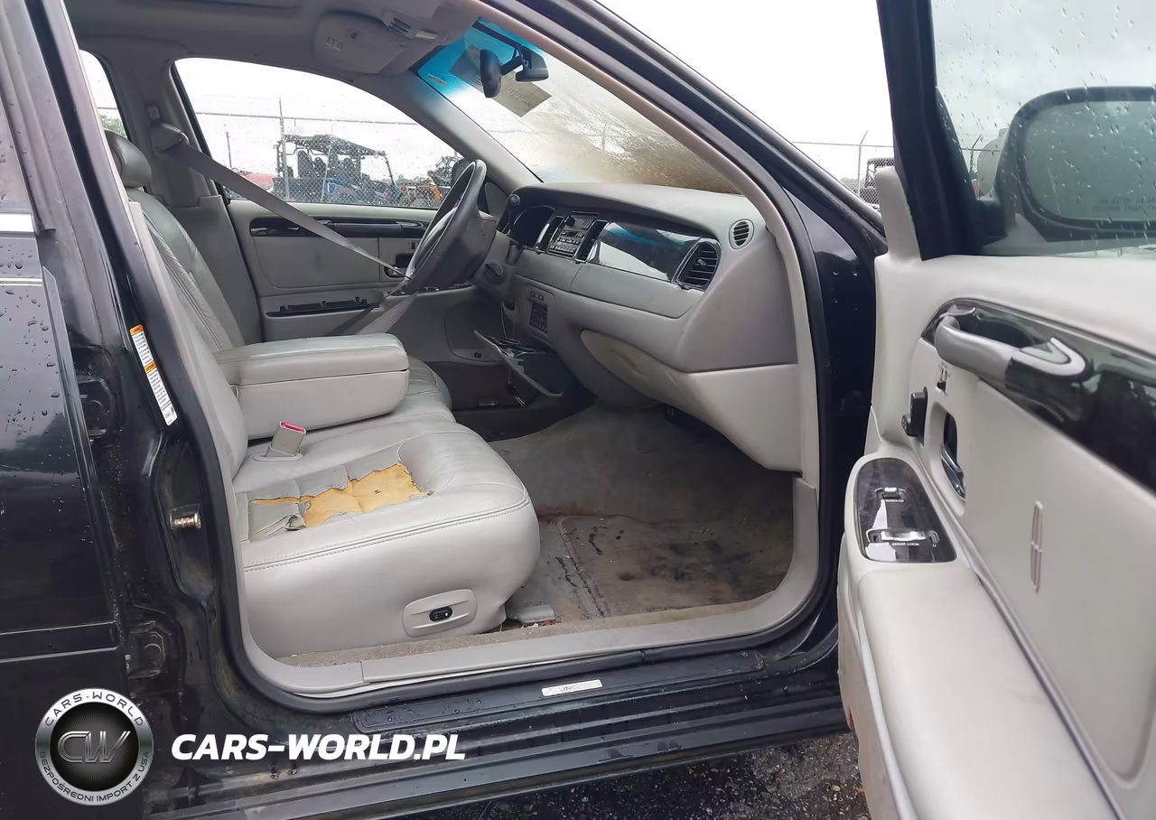 2000 Lincoln Town Car Signature VIN:1LNHM82W2YY873846 - 5