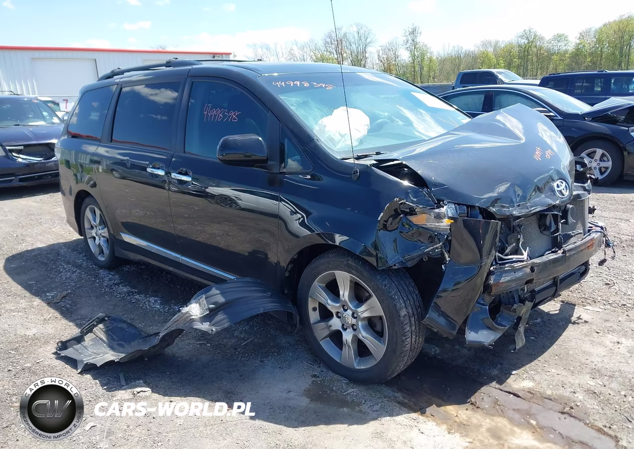 2013 Toyota Sienna Se 8 Passenger
