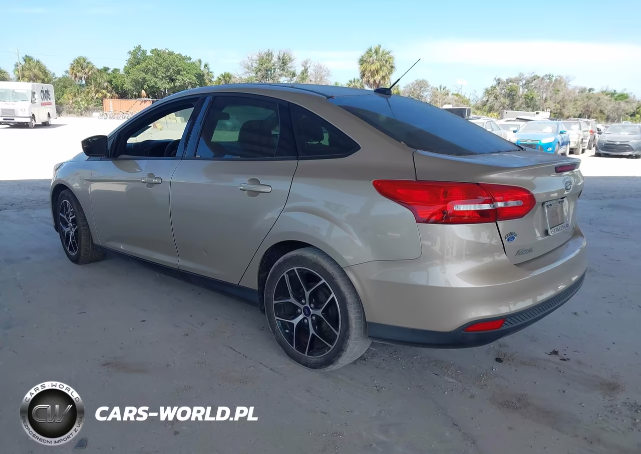2018 Ford Focus Se VIN:1FADP3F28JL266007 - 3