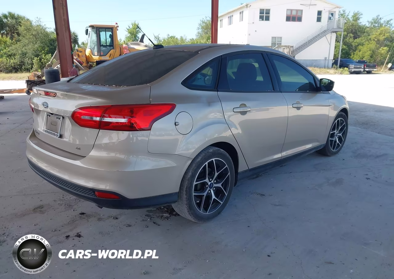 2018 Ford Focus Se VIN:1FADP3F28JL266007 - 4