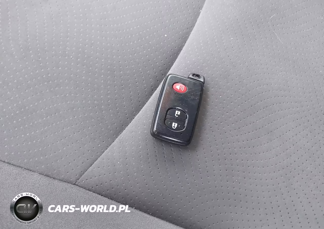 2015 Toyota Prius Two VIN:JTDKN3DUXF0444925 - 11