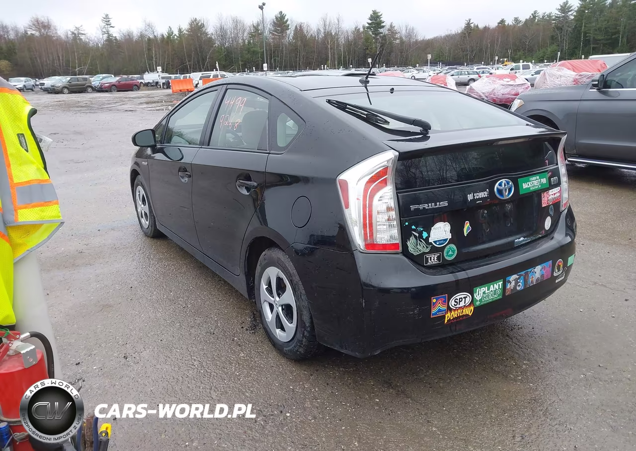 2015 Toyota Prius Two VIN:JTDKN3DUXF0444925 - 3