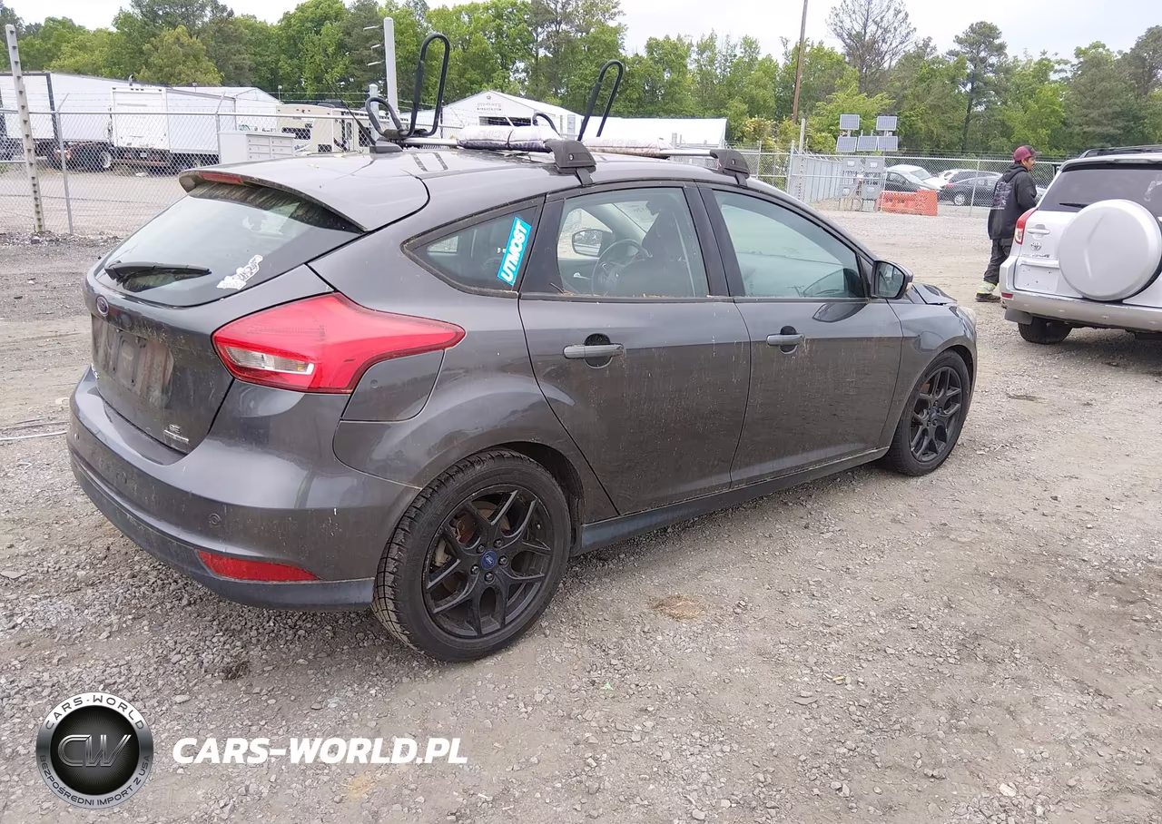 2016 Ford Focus Se VIN:1FADP3K25GL332902 - 4