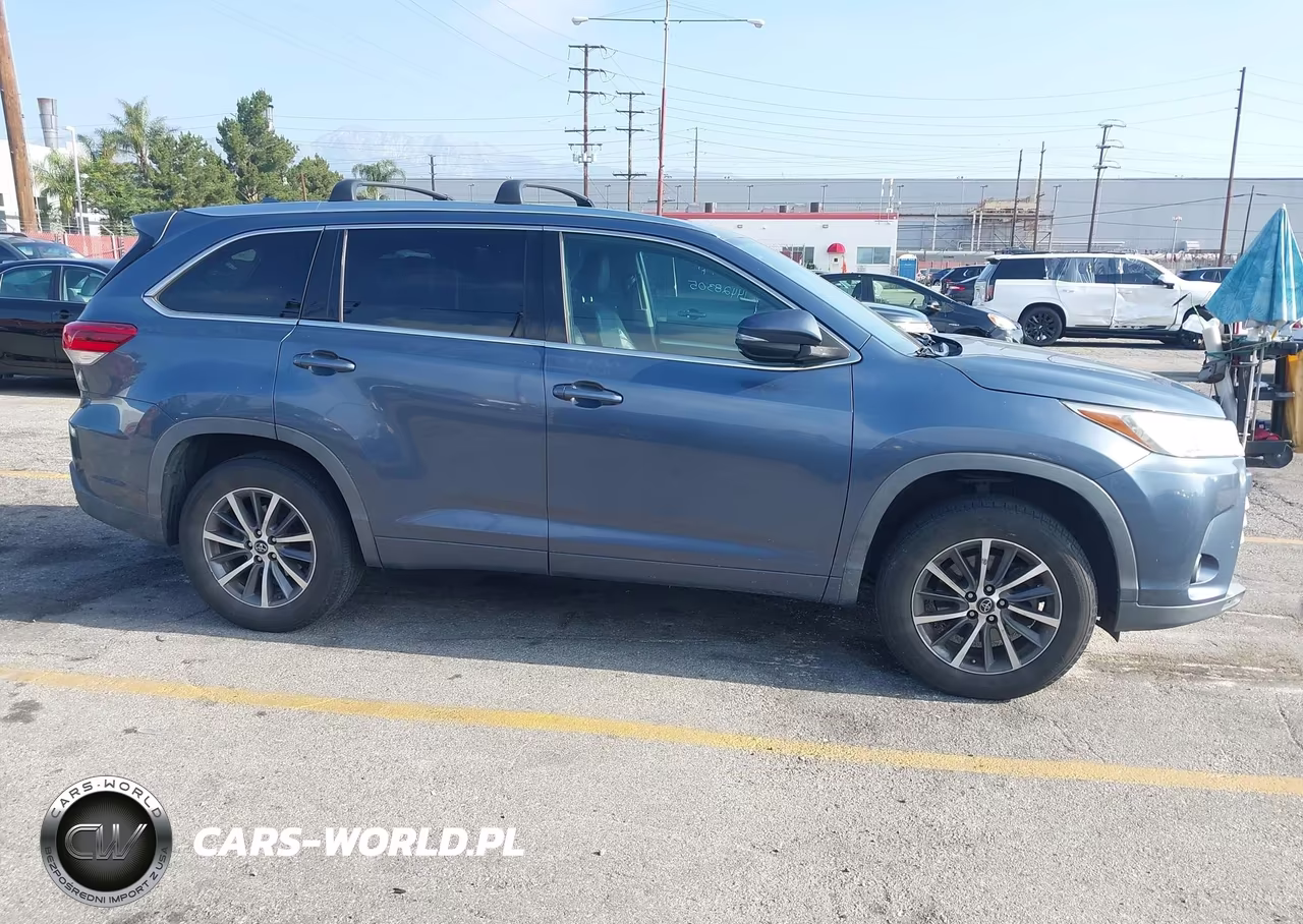 2018 Toyota Highlander Xle VIN:5TDKZRFH8JS285237 - 13