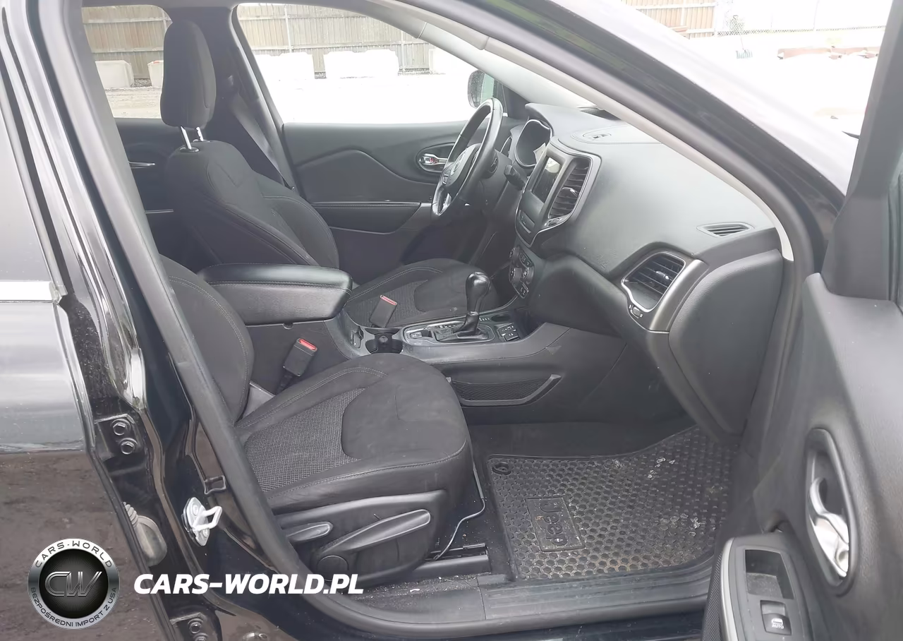 2019 Jeep Cherokee Latitude 4X4 VIN:1C4PJMCB8KD453794 - 5
