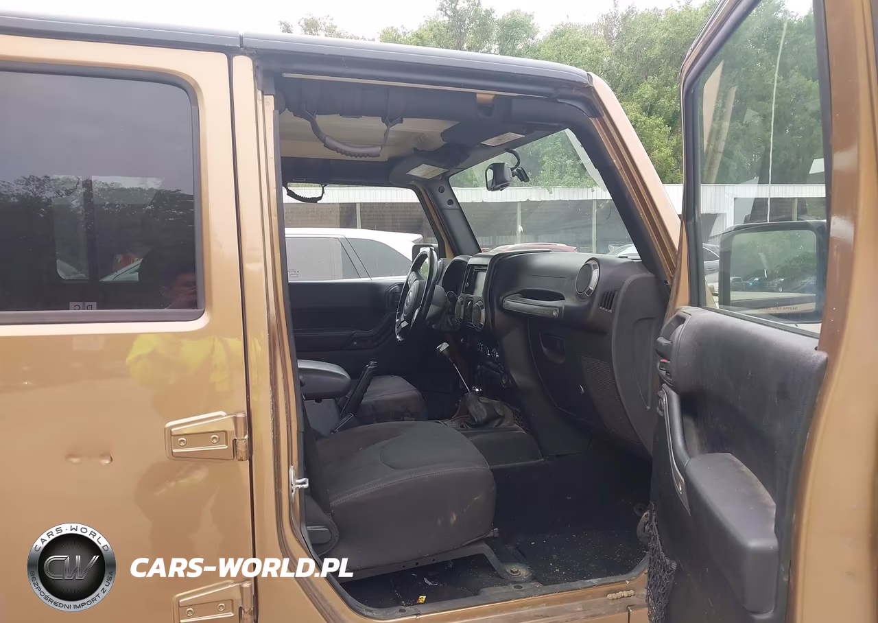 2015 Jeep Wrangler Unlimited Sport VIN:1C4BJWDG8FL702297 - 5