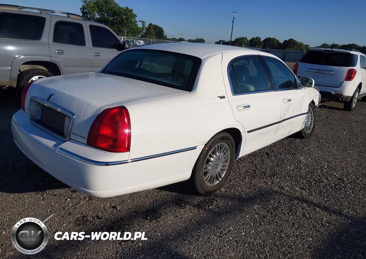 2008 Lincoln Town Car Signature Limited VIN:2LNHM82VX8X634309 - 4