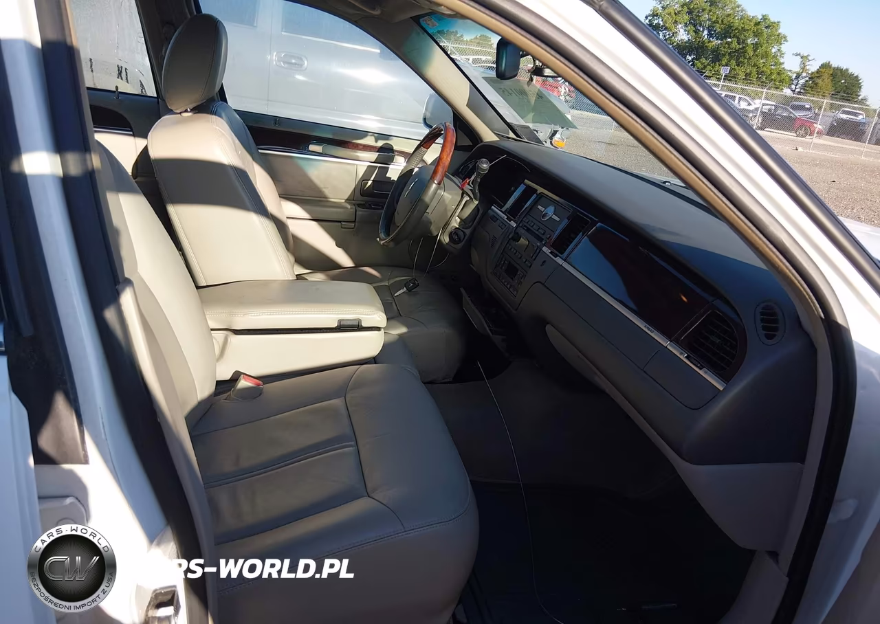 2008 Lincoln Town Car Signature Limited VIN:2LNHM82VX8X634309 - 5