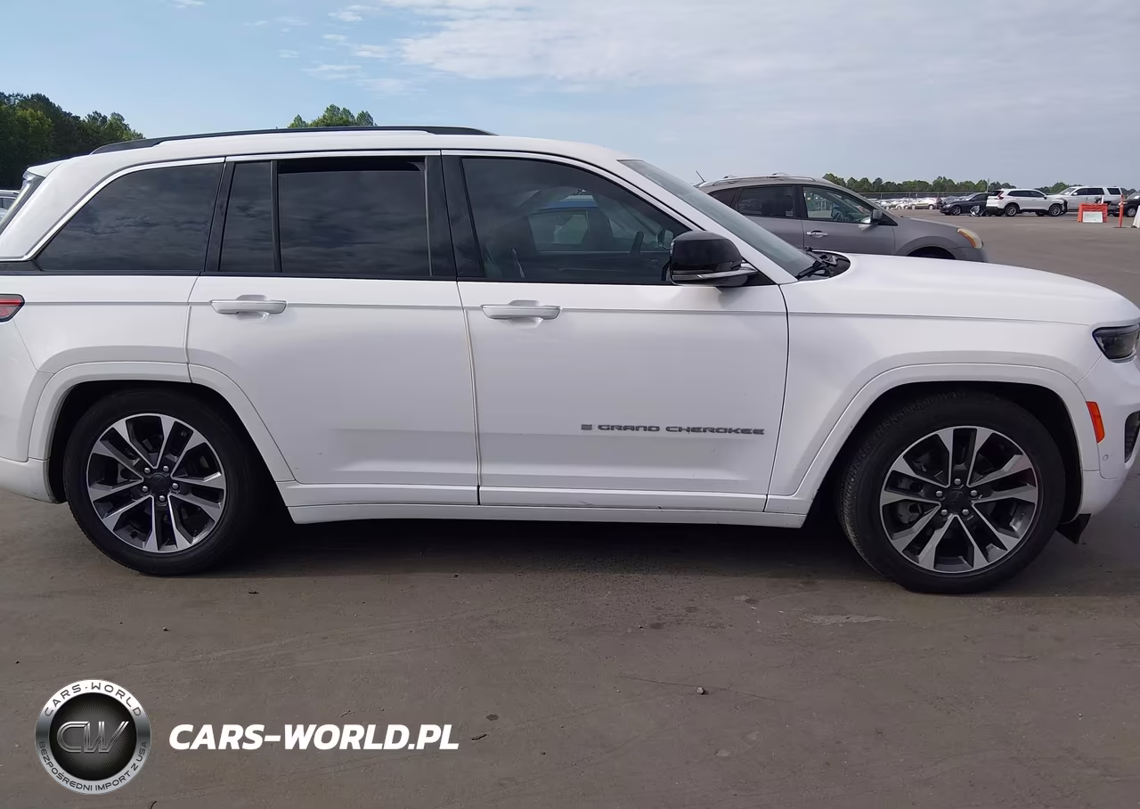 2023 Jeep Grand Cherokee 4Xe Overland VIN:1C4RJYD61PC666066 - 13