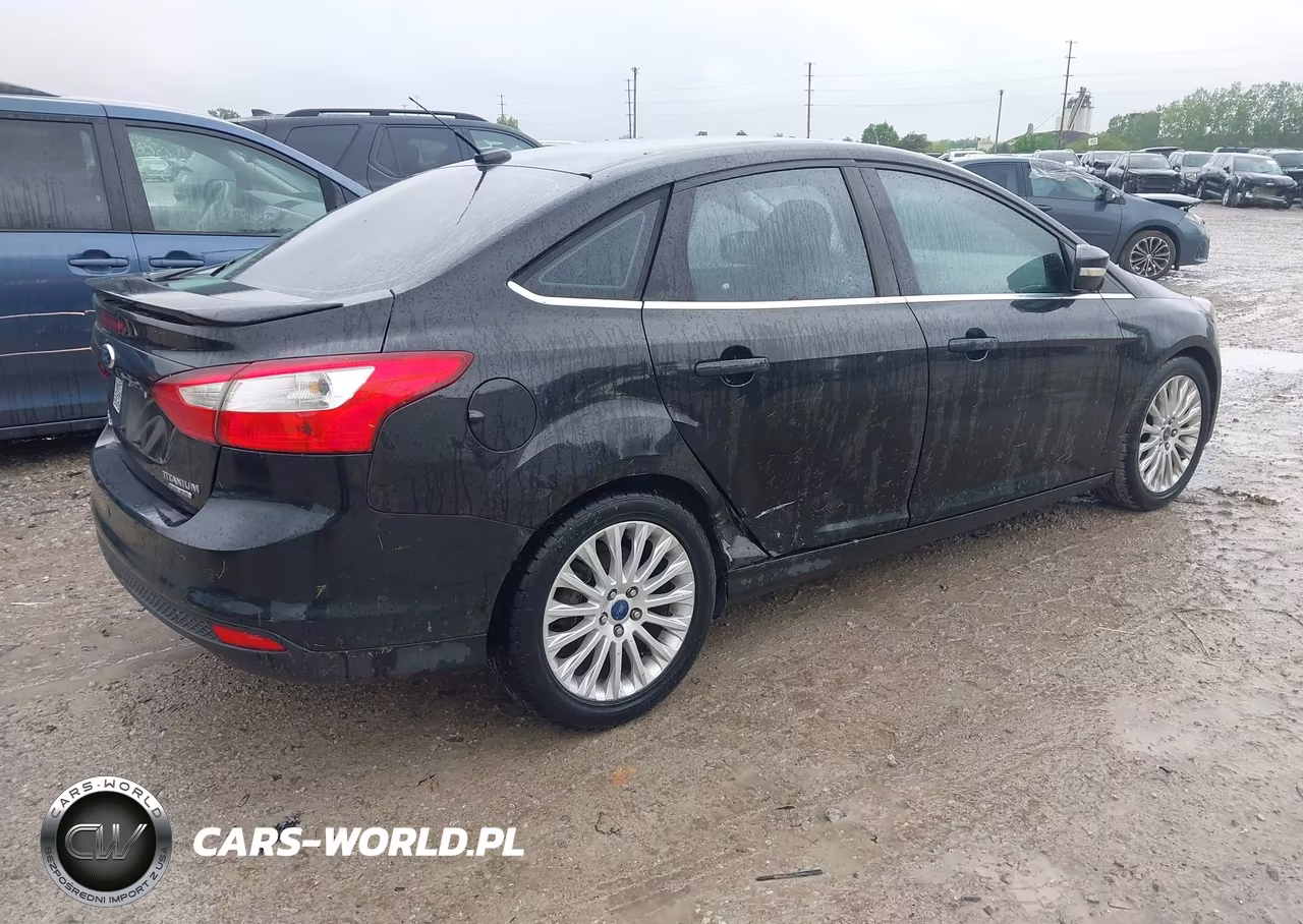 2012 Ford Focus Titanium VIN:1FAHP3J22CL464755 - 4