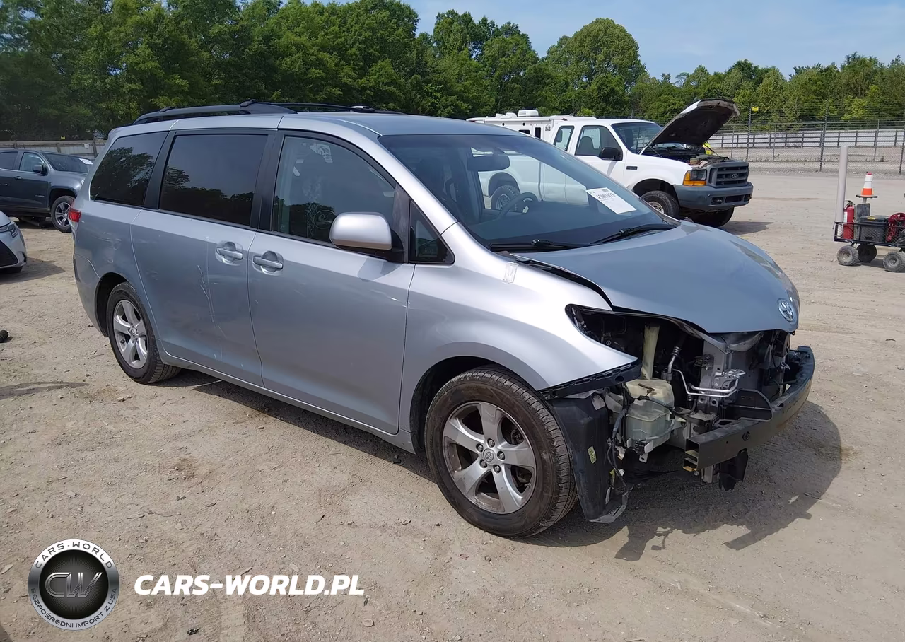 2013 Toyota Sienna Le V6 8 Passenger